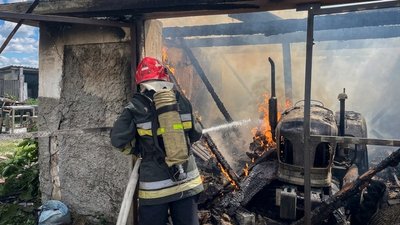 На Тернопільщині у пожежі згорів трактор, горіла будівля, господарська будівля
