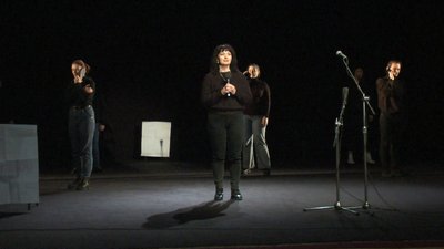 Учасниця театру-студії «БЕЗМЕЖ» Юлія Сабій родом з Маріуполя. Вона виконує власний вірш, який має реального прототипа. Учасниця театру-студії «БЕЗМЕЖ» Юлія Сабій родом з Маріуполя. Вона виконує власний вірш, який має реального прототипа.