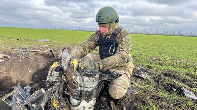 Піротехнік біля уламків російського БпЛА