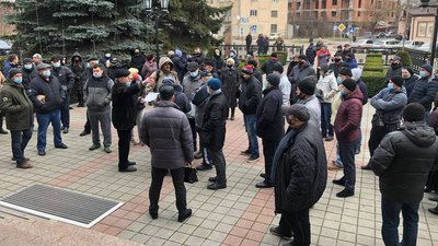 Протести проти підвищення тарифів: біля будівлі "Івано-Франківськгазу" зібралося близько 70 людей Протести проти підвищення тарифів: біля будівлі "Івано-Франківськгазу" зібралося близько 70 людей
