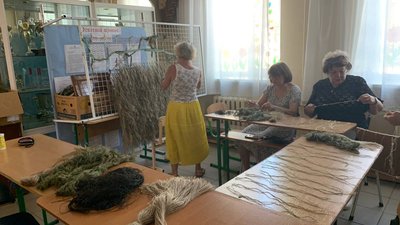 Шиють, в'яжуть, фарбують: у Кривому Розі працює волонтерський центр допомоги військовим Шиють, в'яжуть, фарбують: у Кривому Розі працює волонтерський центр допомоги військовим