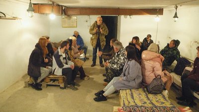 Під час тривоги: у хмельницьких бомбосховищах вчать позбутись паніки та зняти втому