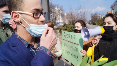 У Дніпрі провели акцію на захист прав жінок «Перекинутий борщ» У Дніпрі провели акцію на захист прав жінок «Перекинутий борщ»
