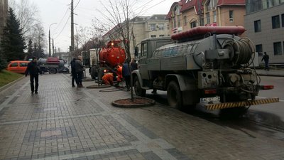 Понад 20 будинків без водопостачання: комунальники у Луцьку шукають місце прориву водогону Понад 20 будинків без водопостачання: комунальники у Луцьку шукають місце прориву водогону