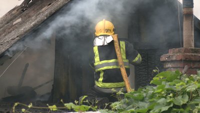 У Чернігові у мікрорайоні ЗАЗ горів будинок: вогонь перекинувся на сусідній У Чернігові у мікрорайоні ЗАЗ горів будинок: вогонь перекинувся на сусідній