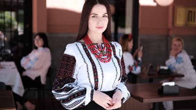 Як відзначають День вишиванки у місті, де заснували свято. Фоторепортаж з Чернівців Як відзначають День вишиванки у місті, де заснували свято. Фоторепортаж з Чернівців