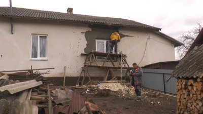 Як на Прикарпатті ремонтують будинок, в який влучила російська ракета Як на Прикарпатті ремонтують будинок, в який влучила російська ракета