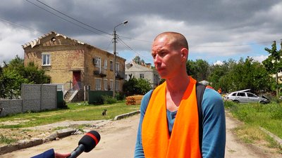 У Ягідному волонтери відновлюють людям будинки, які зруйнували обстріли росіян У Ягідному волонтери відновлюють людям будинки, які зруйнували обстріли росіян
