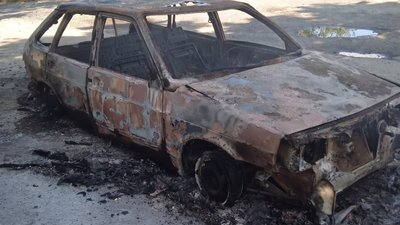 Згоріла автівка після удару FPV-дрона по Слатиному