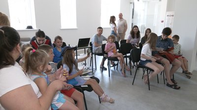 Фотографиня навчає дітей в Черкасах Фотографиня навчає дітей в Черкасах