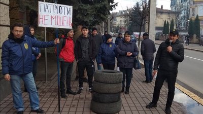 "Нацкорпус" пікетував СБУ в Івано-Франківську через шантаж своєї представниці "Нацкорпус" пікетував СБУ в Івано-Франківську через шантаж своєї представниці