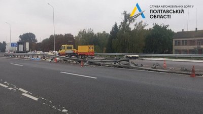 На Полтавщині перекинувся причіп вантажівки та перекрив рух дорогою На Полтавщині перекинувся причіп вантажівки та перекрив рух дорогою