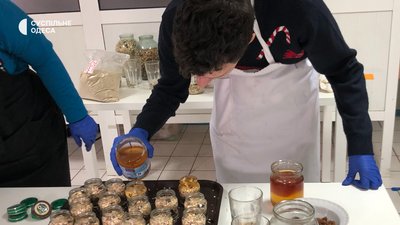 Волонтери з Одещини роблять енергетичні батончики для військових Волонтери з Одещини роблять енергетичні батончики для військових