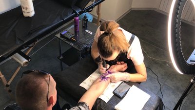Тату майстриня з Попасної робить патріотичні татуювання та допомагає ЗСУ Тату майстриня з Попасної робить патріотичні татуювання та допомагає ЗСУ