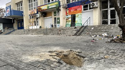 Під постійними обстрілами, без світла, води та тепла: як живуть люди у мікрорайоні Корабел в Херсоні