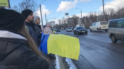 "Поверніть наших рідних з полону": у Франківську утворили ланцюг єдності на підтримку військовополонених "Поверніть наших рідних з полону": у Франківську утворили ланцюг єдності на підтримку військовополонених