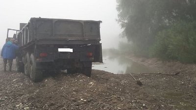 На Прикарпатті викрадач гравію намагався переїхати рибінспектора