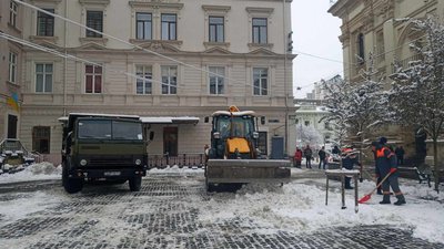 Понад тисяча двірників прибирає вулиці Львова від снігу