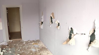У Запоріжжі вандали руйнують будівлю колишнього шкірвендиспансеру