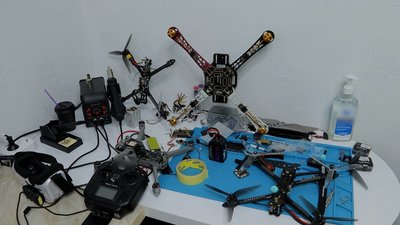Хлопець виготовляє та ремонтує коптери для ЗСУ Хлопець виготовляє та ремонтує коптери для ЗСУ