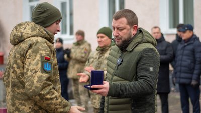 Голова обласної військової адміністрації вручає відзнаки воїнам