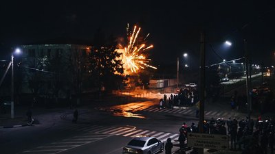Через вбивство мешканця Каховки біля місцевої поліції підпалили шини Через вбивство мешканця Каховки біля місцевої поліції підпалили шини