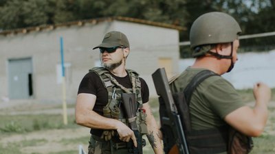 Нацгвардієць з Чернівців Андрій Охрімовський навчає військових тактичної медицини