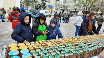 У Дніпрі створили прапор України із сотень пасок У Дніпрі створили прапор України із сотень пасок
