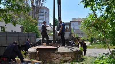 Вода у місті. Миколаївські комунальники відновлюють шахтні колодязі Вода у місті. Миколаївські комунальники відновлюють шахтні колодязі