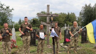 У селі Охтирського району на Сумщині провели в останню путь військового Євгена Гнітія У селі Охтирського району на Сумщині провели в останню путь військового Євгена Гнітія