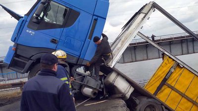 На Дніпропетровщині витягли з води вантажівку, що впала з аварійного мосту