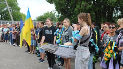 На Кіровоградщині попрощалися з захисниками Сергієм Поліщуком і Денисом Пильненьким На Кіровоградщині попрощалися з захисниками Сергієм Поліщуком і Денисом Пильненьким