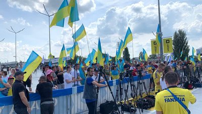З прапорами та під вигуки "Молодці!": як у "Борисполі" зустрічали збірну України з футболу