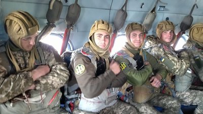 Десантування з повітряного судна Мі-8: у Миколаєві морпіхи стрибали з парашутом Десантування з повітряного судна Мі-8: у Миколаєві морпіхи стрибали з парашутом