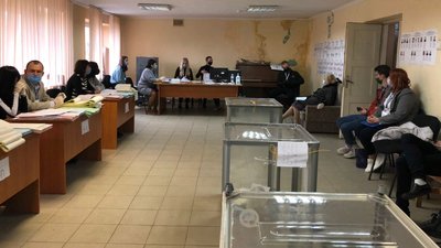 Ймовірне порушення виборчого законодавства зафіксували на дільниці в гуртожитку № 4 в Ужгороді