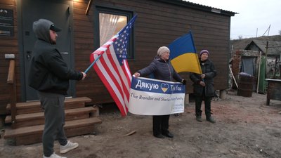 Жителі Новоселівки, що біля Чернігова, отримали два модульні будинки від американських благодійників Жителі Новоселівки, що біля Чернігова, отримали два модульні будинки від американських благодійників