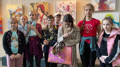 Розписані БПЛА та мотанки людського росту: у черкаському музеї відкрилась доброчинна виставка Розписані БПЛА та мотанки людського росту: у черкаському музеї відкрилась доброчинна виставка