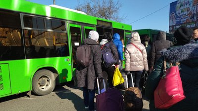 Добровільна евакуація. Щоденно з Миколаєва автобусами вивозять людей