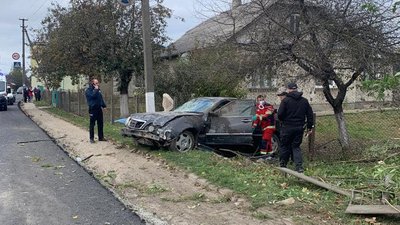 На Волині мерседес на швидкості виїхав на узбіччя та збив жінку: водій загинув На Волині мерседес на швидкості виїхав на узбіччя та збив жінку: водій загинув