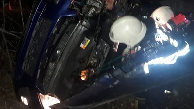 На Хмельниччині у результаті ДТП водія та пасажира затисло в автівці