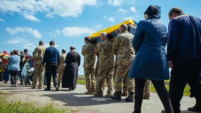 "Хто піде, як не я". На Дніпропетровщині попрощались із загиблим захисником України Олегом Гриняком "Хто піде, як не я". На Дніпропетровщині попрощались із загиблим захисником України Олегом Гриняком