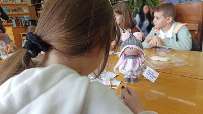 Створювали ляльки-обереги. У Дніпрі провели безкоштовний майстер-клас для переселенців