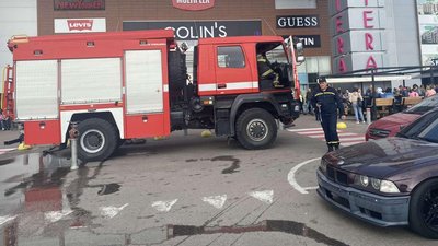 У торговому центрі під Одесою спалахнула фритюрниця, людей евакуювали У торговому центрі під Одесою спалахнула фритюрниця, людей евакуювали