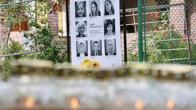 Стенд із фотографіями загиблих внаслідок атаки РФ по Львову 4 вересня 2024 року
