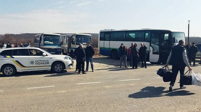 Закарпатці повертаються з-за кордону «пішим» переходом через КПП «Вишнє Нємєцке — Ужгород»