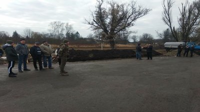 Біля Микулинців на Тернопільщині люди чергують на блокпостах Біля Микулинців на Тернопільщині люди чергують на блокпостах