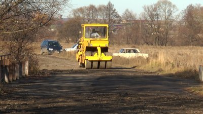 Другий день ремонтують дорогу жителі села Збора