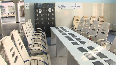 На вокзалі у Запоріжжі з'явилися безкоштовні зарядні станції На вокзалі у Запоріжжі з'явилися безкоштовні зарядні станції