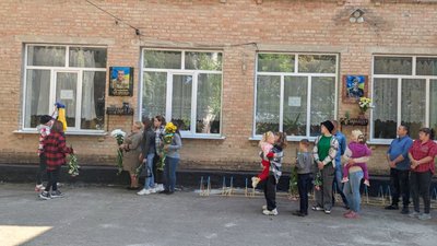 У селі Бірки на Кіровоградщині відкрили пам’ятні дошки двом бійцям, які загинули у війні з РФ У селі Бірки на Кіровоградщині відкрили пам’ятні дошки двом бійцям, які загинули у війні з РФ