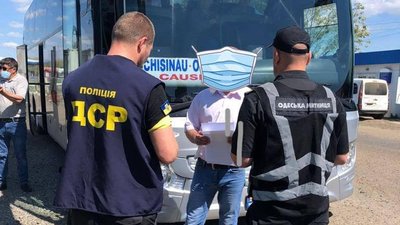 Ввозили фрукти та овочі під виглядом гуманітарної допомоги. На Одещині затримали іноземців Ввозили фрукти та овочі під виглядом гуманітарної допомоги. На Одещині затримали іноземців